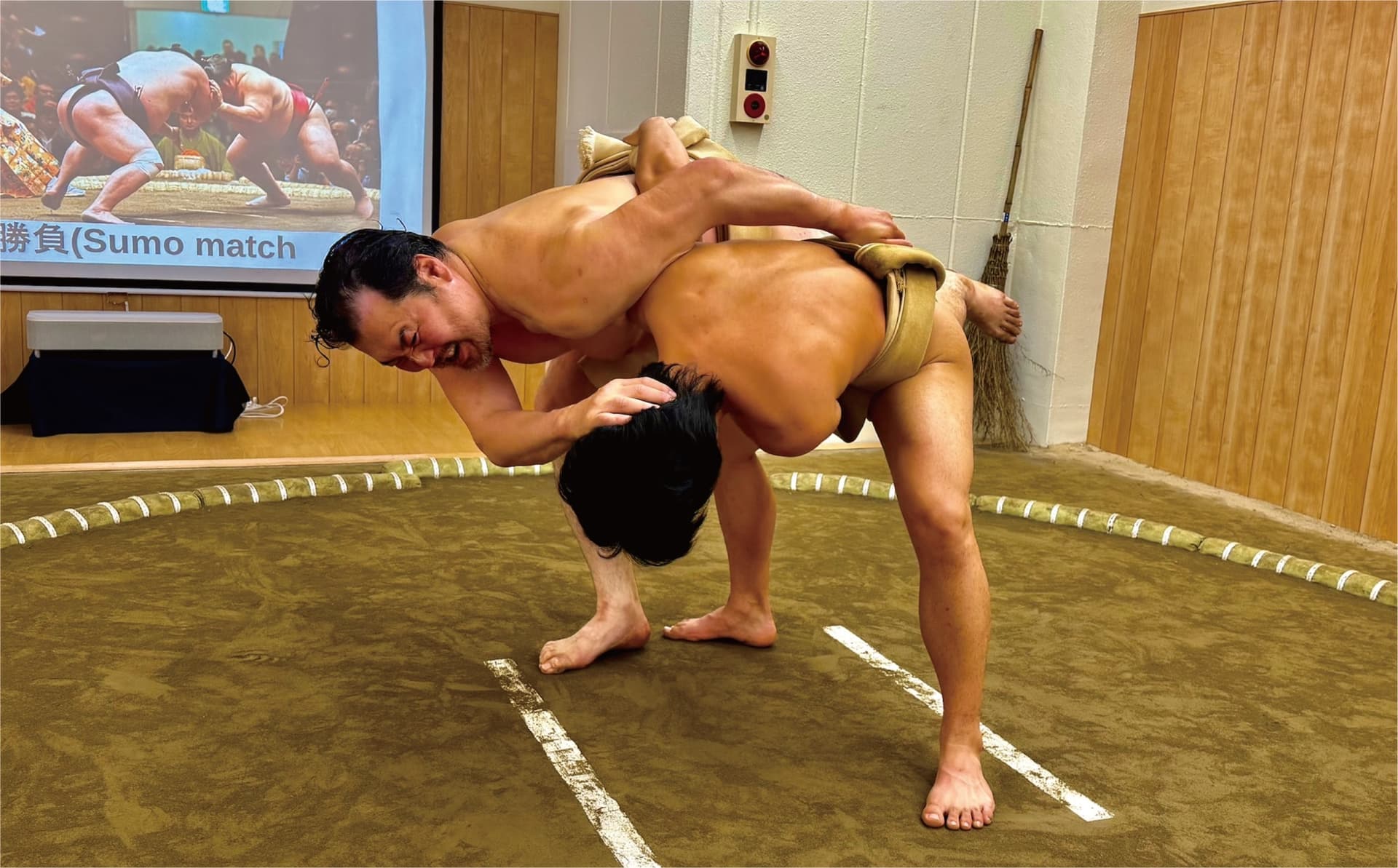 Sumo Show Tokyo bietet in Sunamachi Ginza ein interaktives Sumo-Erlebnis samt Duell mit einem Sumo-Ringer.