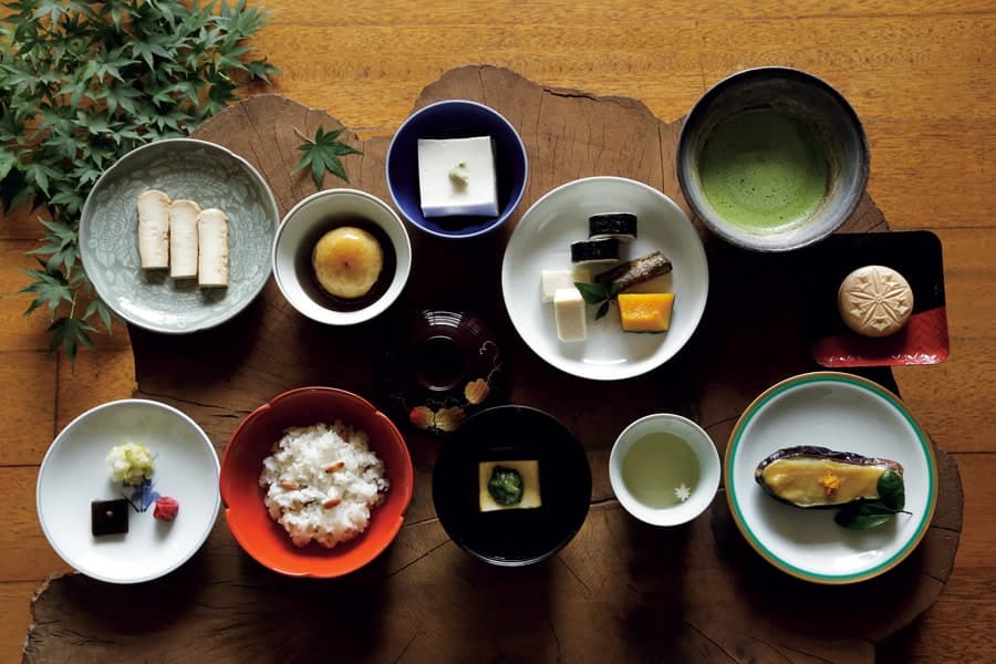 Gosho-ryu(imperial court style) Shojin ryori, the only vegetarian cuisine in Japan, is about to disappear.