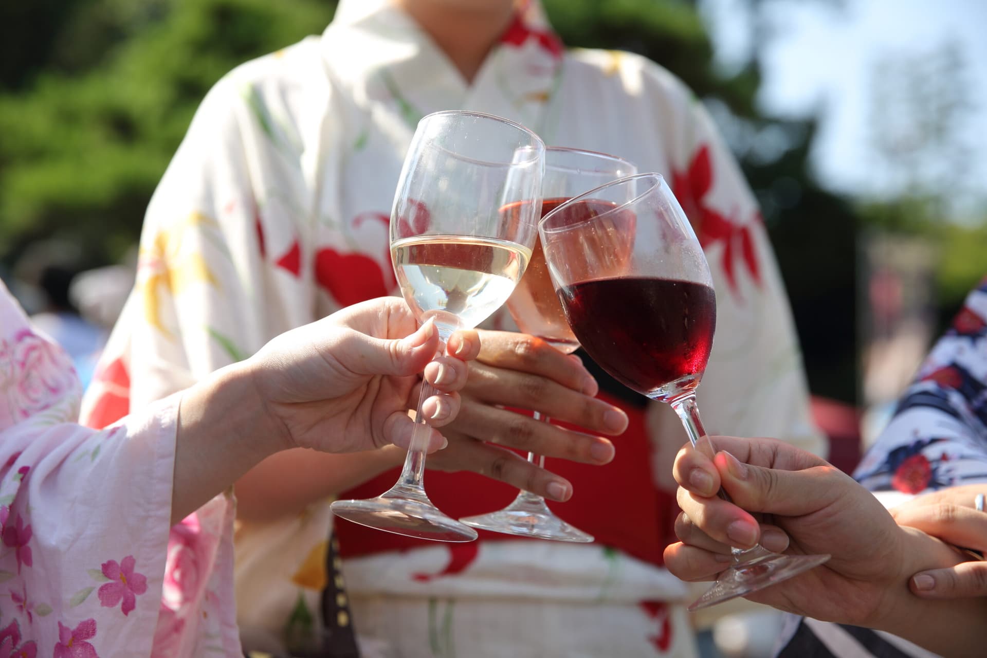 2026年初夏,日本最大葡萄酒節將在可俯瞰上山城(Kaminoyama Castle)的絕景中開幕,值得專程從Hong Kong飛去參加。此外,東京近郊擁有溫泉、美食與自然風光,是日本旅遊的絕佳選擇。