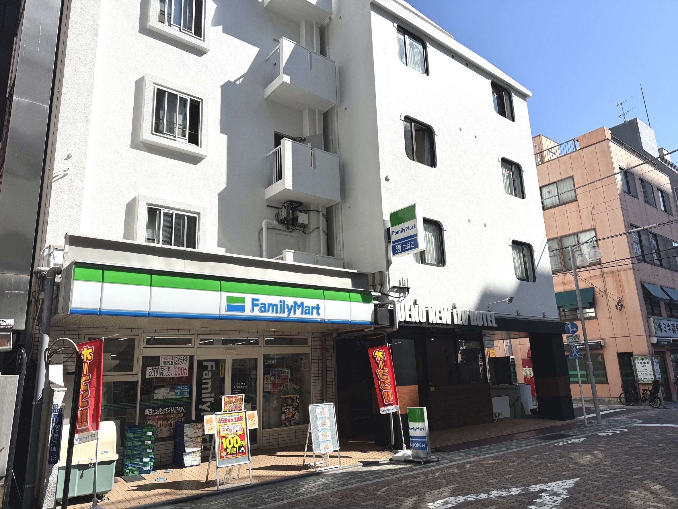 Tokyo Ueno New Izu Hotel的外觀。1樓設有便利商店