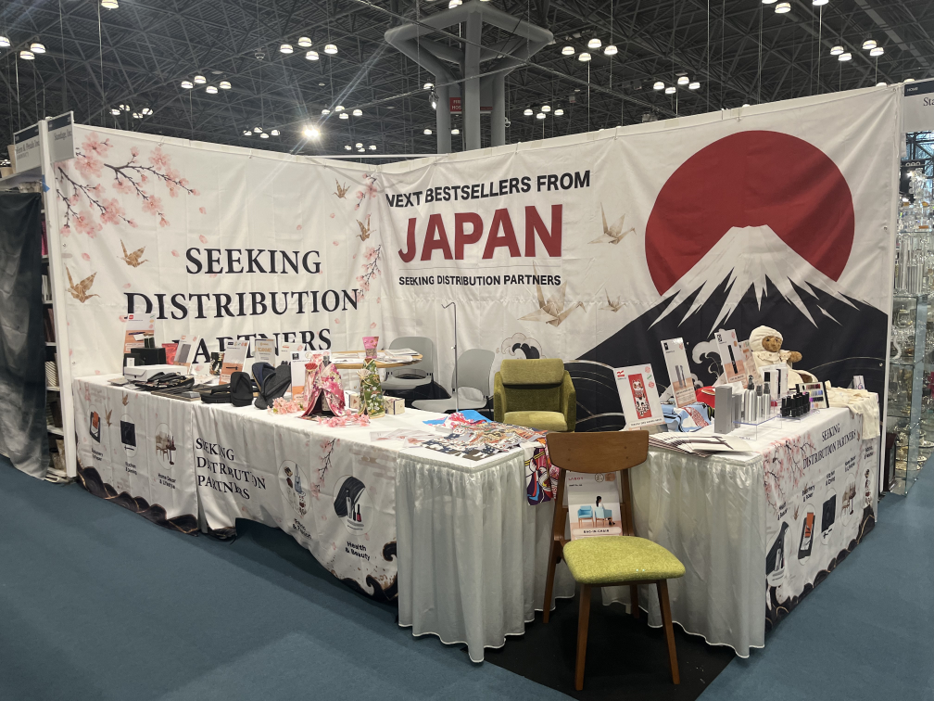 A Japanese Chair Designed to Include a Place for Your Bag Heads to the U.S. Hospitality Market