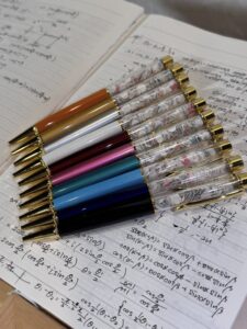 도쿄 시오미 류구 신사, 명문대 합격생 노트 담은 ‘합격의 펜’ 2025년 신제품 출시